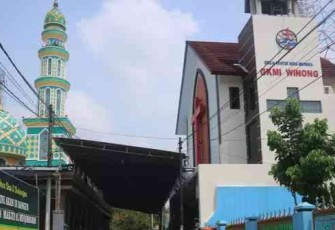 Tampak kanopi yang menyatukan masjid dan gereja di Pati