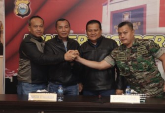 Kapolda Sulsel dan Pangdam beserta jajarannya usai konferensi pers, Jum'at (14/4)