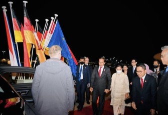 Presiden Joko Widodo dan Ibu Iriana Joko Widodo beserta rombongan tiba di Bandara Hannover, Hannover, Jerman, pada Sabtu, 15 April 2023, sekitar pukul 20.25 waktu setempat