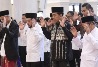 Presiden Joko Widodo melaksanakan salat Idulfitri 1444 Hijriah di Masjid Raya Sheikh Zayed, Kota Surakarta, Provinsi Jawa Tengah, pada Sabtu pagi, 22 April 2023.