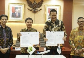 Dirjen PHU Hilman Latief dan Dirut PT Garuda Indonesia Irfan Setiaputra tandatangani kerja sama penerbangan jemaah haji Indonesia, Kamis (27/4)