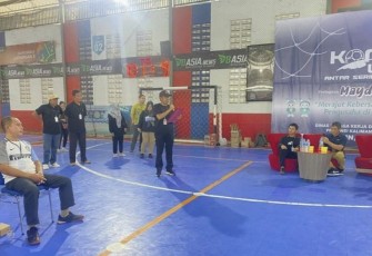 Kepala Disnakertrans Provinsi Kalsel, Irfan Sayuti (tengah) saat memberikan sambutan pada pembukaan liga futsal antar serikat pekerja/serikat buruh, Jum'at (28/4)