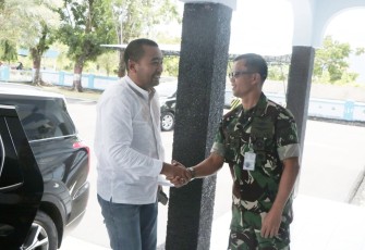 Danlanud Sutan Sjahrir Kol Nav Saeful Rakhmat saat menyambut kedatangan Wagub Sumbar Audy Joinaldy, Jum'at (28/4)