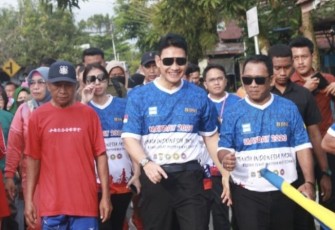 Kapolda Kaltara Irjen Pol Daniel Adityajaya (tengah) saat jalan sehat peringati Hari Buruh Internasional 2023 di Kota Tarakan, Senin (1/5)