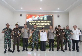 Danrem 022/PT Kolonel Inf Luqman Arif saat foto bersama silaturahmi, Rabu (3/5)