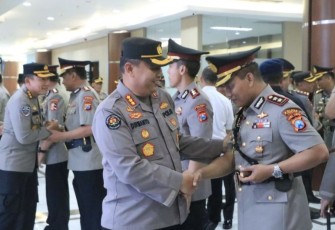 Kabid Humas Polda Jatim Kombes Dirmanto saat memberikan ucapan selamat usai sertijab, Kamis (4/5) 