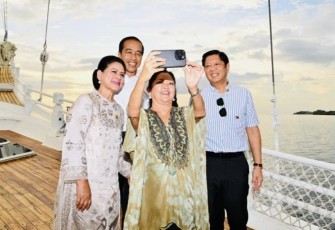 Presiden Joko Widodo dan Ibu Iriana berswafoto bersama Presiden Filipina dan Ibu Louise Araneta-Marcos di atas kapal pinisi di Labuan Bajo, Kabupaten Manggarai Barat, Provinsi Nusa Tenggara Timur