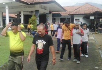Olahraga bersama TNI Polri di wilayah desa binaan 