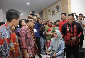 MenPANRB Abdullah Azwar Anas saat berdialog dengan masyarakat di MPP Lampung