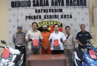 Kasat Reskrim Polres Kediri Kota AKP Tommy Prambana saat konferensi pers, Selasa (16/5)