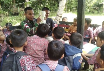 Antusias siswa perbatasan belajar bersama bapak TNI
