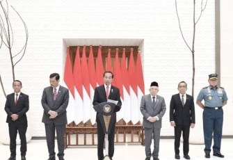 Presiden Joko Widodo saat memberikan keterangan pers di pangkalan TNI AU Halim Perdanakusuma Jakarta, Senin (3/7)
