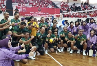 Tim Bola Voli TNI AD dalam pertandingan olahraga Piala Panglima TNI usai mengalahkan Tim bola voli Pati Mabes TNI, Jum'at (4/8)
