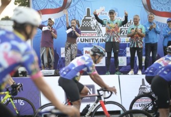 Ganjar Pranowo saat melepas peserta Tour de Borobudur di Surakarta, Sabtu (5/8)