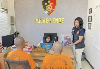 Dua pelaku asusila saat di interogasi Satreskrim Polres Ende, Rabu (9/8)
