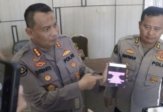 Kabid Humas Polda Jatim Kombes Dirmanto saat memberikan keterangan pers postingan IG ahmadsahroni88 di Mapolda Jatim , Rabu (23/8)