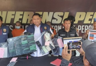 Kasat Reskrim Polres Pelabuhan Tanjung perak AKP Arief Rizky Wijacsana saat memberikan keterangan pers, Rabu (30/8)