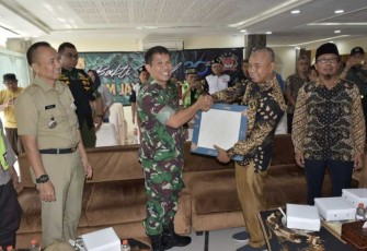 Dandim 0501/JP Letkol Inf Bangun I.E Siregar saat menyerahkan bantuan, Senin (11/9)