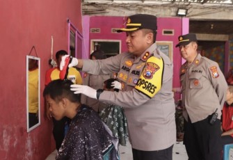 Kapolres Ngawi AKBP Argowiyono saat memotong rambut pria ODGJ, Selasa (19/9)