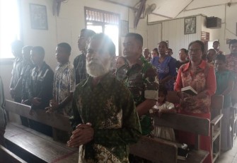 Anggota satgas TMMD saat ibadah minggu di gereja Katolik, Minggu (24/9)