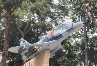 Monumen A-4 Skyhawk "Swa Bhuwana Paksa" di Taman Seno Eco Park Tebet Jakarta Selatan 