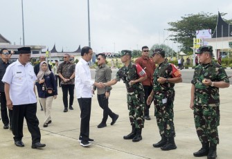 Danlanud Sutan Sjahrir Kol Nav Saeful Rakhmat menyambut kedatangan presiden Joko Widodo, Rabu (25/10)