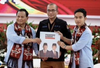 Prabowo Subianto dan Gibran usai pendaftaran Capres Cawapres di KPU, Jakarta, Rabu (25/10)