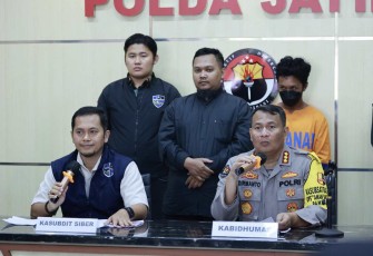 Kabid Humas Polda Jatim Kombes Dirmanto saat memberikan keterangan pers, Jum'at (10/11)