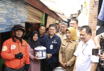 Dirjen Ketenagalistrikan Jisman Hutajulu saat penyerahan AML di Kelurahan Pulo Gebang Jakarta Timur, Selasa (12/12)
