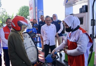 Menteri ESDM Arifin Tasrif saat meninjau pelayanan SPBU di Cilacap, Kamis (21/12)