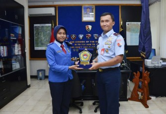 Danlanud Iswahjudi Marsma TNI Firman Dwi Cahyono, M.A., saat foto bersama siswi SMA Taruna Nusantara diruang kerjanya, Madiun, Kamis (28/12)