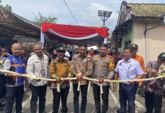 Kapolres Malang Kota Kombes Budi Hermanto saat meresmikan palang pintu KA