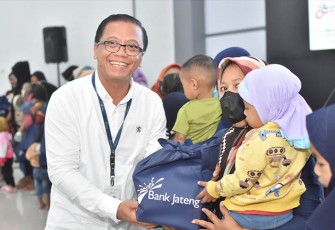 Pengelola Bank Jateng Kabupaten Karanganyar, Sigit Nurbianto, saat menyerahkan bantuan suplemen dan makanan bergizi bagi balita stunting, di Ruang Anthurium Rumah Dinas Bupati Karanganyar, Kamis (5/10/2023).