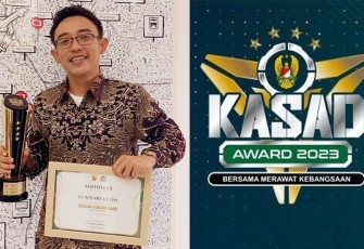 Pemimpin Redaksi (Pemred) Klikwarta.com, Like Jansen Supanser menerima secara langsung trofi penghargaan dan sertifikat
