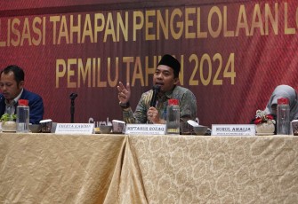 Devisi Perencanaan dan Logistik KPU Jatim Miftahur Rozaq pada acara Media Gathering Bersama 100 Orang Awak Media terkait sosialisasi tahapan pengelolaan logistik dan peran media dalam kampanye pemilu 2024 di  hotel Movenpick, Surabaya, Rabu (4/10/2024).