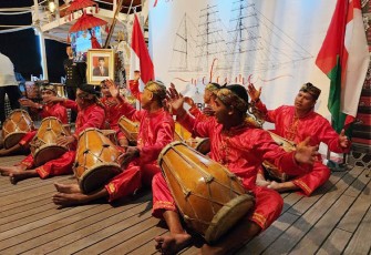 alam Resepsi Diplomatik yang diselenggarakan di geladak utama kapal layar latih kebanggaan TNI Angkatan Laut (TNI AL) yang sedang sandar di Dermaga no.5 Port Sultan Qaboos, Oman pada Selasa (03/10).