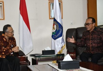 Pj. Gubernur Sulbar, Prof. Zudan Arif Fakrulloh (KANAN) saat temui Dirjen Bina Pemdes Kemendagri, Eko Prasetyanto Purnomo Putro, di Kantor Dirjen Bina Pemdes Kemendagri  Jl. Raya Pasar Minggu, Jakarta Selatan, 22 Juni 2023.