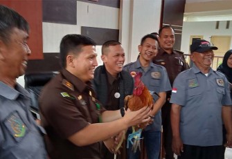 PWI Kaur saat Serahkan Ayam Jago ke Kajari