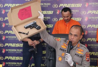 Kapolres saat tunjukan barang bukti pistol replika