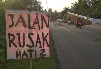 Salah satu kondisi ruas jalan penghubung di jalur wisata Karangpandan - Ngargoyoso yang rusak, tepatnya di wilayah Desa Puntukrejo, Ngargoyoso, Minggu (8/10/2023).