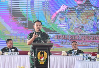 Kasad Jenderal TNI Dr. Dudung Abdurachman saat memberi arahan di Makorem 143/HO, di Kota Kendari, Provinsi Sulawesi Tenggara (Sultra). Rabu (11/10/2023). 