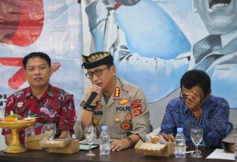 Kepala Bidang (Kabid) Humas Polri, Kombes Pol Jansen Avitus Panjaitan (tengah).
