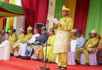 Gubernur Kepulauan Riau H. Ansar Ahmad saat bertindak selaku Inspektur Upacara Peringatan Hari Jadi Ke-21 Provinsi Kepulauan Riau Tahun 2023 di Gedung Daerah Provinsi Kepulauan Riau, Minggu (24/9).