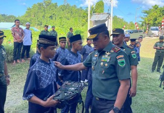 Pangdam Kasuari saat Bagi-Bagi Bingkisan Kepada Masyarakat