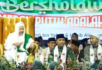Korem 071/Wijayakusuma Bersholawat Bersama Rakyat