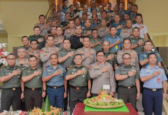 Foto bersama Lantamal IX/Ambon
