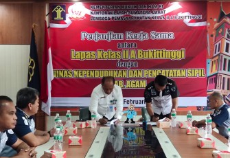 Penandatanganan kesepakatan bersama antara Kepala Lapas Kelas IIA Bukittinggi, Marten dengan Kepala Disdukcapil Agam, Helton di Lapas setempat.