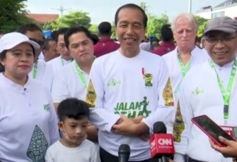 Presiden Jokowi bersama sejumlah tokoh dan pejabat negara mengikuti Jalan Sehat Menuju 1 Abad NU di Kota Solo, Minggu (22/1/2023).