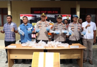 Polres Pesibar saat Gelar Konferensi Pers, Selasa (28/02/2023).