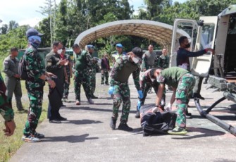 Jenazah Pratu F Korban Penembakan KST saat dievakuasi